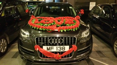 Hotellissa paljon hääjuhlia, mutta kukat muovia.