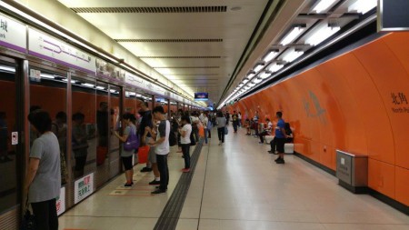 Aika vähän ihmisiä, hyvin merkattu kulkulinjat, mistä ulos ja mistä sisään metroon. Muistutettiin myös kokoajan kuulutuksin.