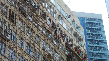 Kuin apinat rakennustelineillä. 