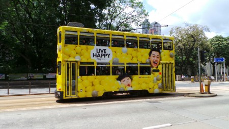 Tunnelmallinen ratikka, kaikki mainosteipattuja. 