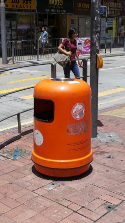 Tupakointipiste,  kadulla harvoin tupakoitiin,  kaikki hakeutuivat tuon ympärille.