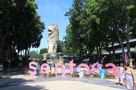 Merlion patsas Singaporen symboli, leijonen ja kalan sekoitus