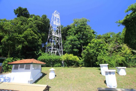 Fort Siloso bunkkerin ilmastointiventiilit ja radiomasto
