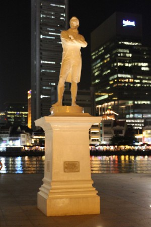 Raffles, Singaporen perustaja, patsas paikalla, jossa hänen oletetaan nouseen maihin