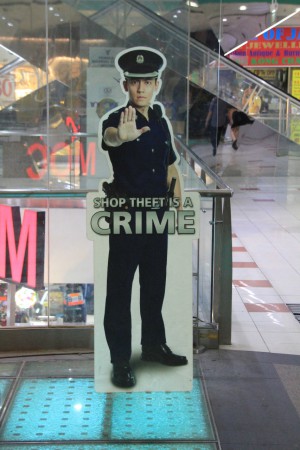 Monessa paikkaa muistutettiin varastamisen olevan rikos