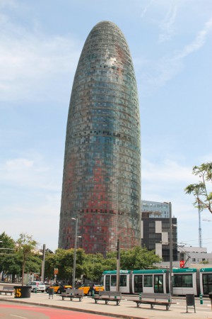 Torre Agbar - terästä ja lasia 144 m
