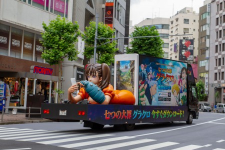 Tässä mainostetaan uutta peliä puhelimeen, tuli monta kertaa vastaa. Vastaavasti musiikkia täysillä soittavat bussit mainostavat bändien uusia levyjä