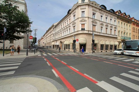 Pyöräilijöitä on ja sulavasti liikenteen seassa.