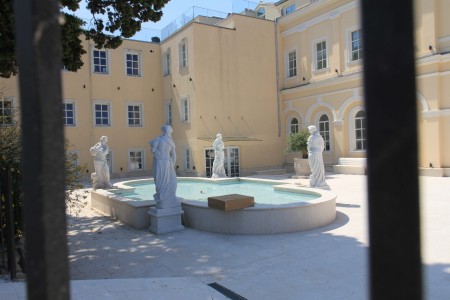 Piran, jollakin rakenteilla hieno suihkulähde