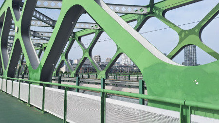 Raitiovaunusilta yli Tonavan.
