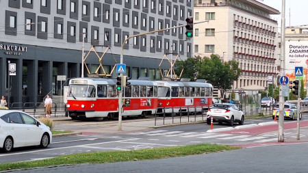 Vanhempaakin kalustoa löytyy, koomisen korkeat virroittimet.