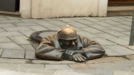 Cumil - yksi monista Slovakian itsenäistymisen jälkeen ilmestyneistä patsaista - mies töissä