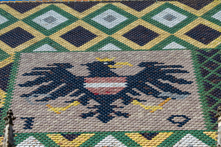 Kirkon katon keraamiset kattolaatat