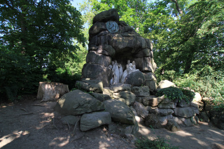 Kirjailija Julius Zeyerin muistomerkki 1913, Letnan puisto