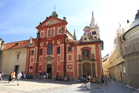 Pyhän Yrjön basilika - vanhin säilynyt rakennus linnan alueella