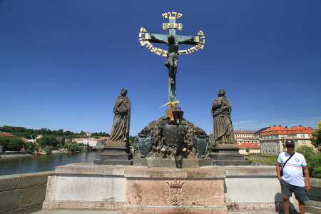 Kaarlensilta 1357-1400  alku - ristiinnaulitsemisryhmä ja Golgata-risti