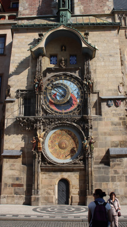 Astronominen kello, uudelleen varhain aamulla, muutamia ihmisiä