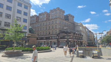 Jokin uusi kohde, Palác Adria -palatsi, rakennettiin italialaiselle vakuutusyhtiölle 1923-24